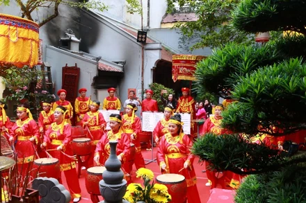 Trình diễn trống hội trong không gian đền Hoả thần.