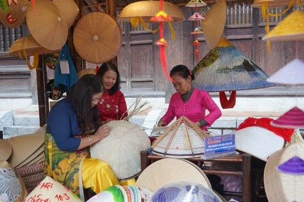 Giới thiệu nét đẹp nghề làm nón tại không gian di tích Văn Miếu-Quốc Tử Giám.