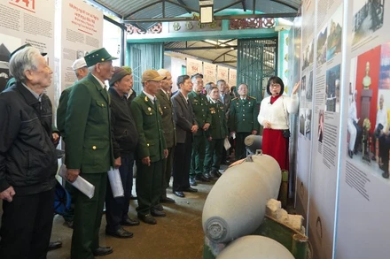 Những cựu chiến binh đầu bạc ôn lại quá khứ hào hùng qua các hình ảnh, tư liệu tại trưng bày.