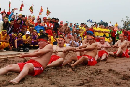 Màn trình diễn kéo co của "chủ nhà" phường Long Biên luôn hấp dẫn và nhận được sự cổ vũ nồng nhiệt từ khán giả.