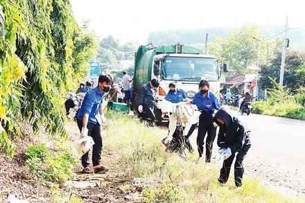 Đoàn Thanh niên xã Nha Bích, tỉnh Đồng Nai chung tay thu gom rác thải, vệ sinh môi trường.
