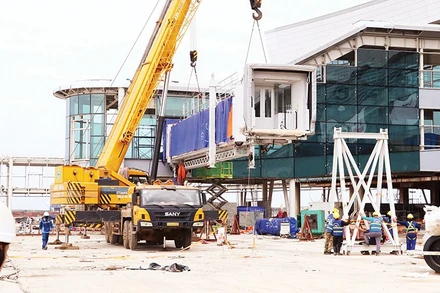 Thi công hạng mục lắp ống lồng nhà ga hành khách sân bay Long Thành.