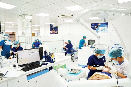 Người cao tuổi được chăm sóc tại Trung tâm răng hàm mặt kỹ thuật cao (Bệnh viện Thống Nhất).