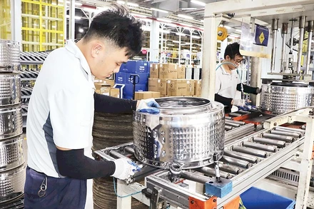 Sản xuất tại Nhà máy Công ty TNHH điện máy AQUA Việt Nam, Khu công nghiệp Biên Hòa 2.