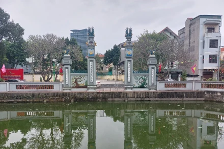 Cổng đình Phú Gia.