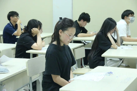 Dù đã có những điều chỉnh, nhưng thí sinh và gia đình vẫn đang phải chịu nhiều áp lực trong quá trình đăng ký nguyện vọng. (Ảnh THANH HÙNG)