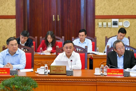 Đồng chí Trần Cẩm Tú, Ủy viên Bộ Chính trị, Thường trực Ban Bí thư, Trưởng Tiểu ban Tổ chức phục vụ Đại hội XIV của Đảng phát biểu tại cuộc họp.