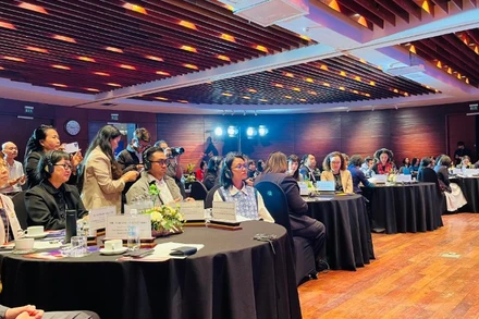 Các đại biểu lắng nghe, chia sẻ kinh nghiệm xây dựng Thành phố Sáng tạo.