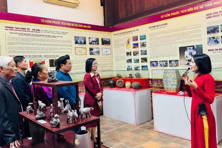 Các đại biểu tham quan trưng bày sản phẩm gốm Bát Tràng và gốm Phước Tích. 