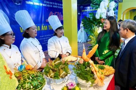 Các đại biểu tham quan những gian hàng trưng bày, giới thiệu đặc sản tại Lễ hội Văn hóa Ẩm thực Hà Nội.