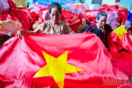 Những ngày này, tại làng nghề mọi người thợ đều hối hả ngày đêm để kịp hoàn thành hàng nghìn lá cờ gửi đi khắp mọi miền Tổ quốc.