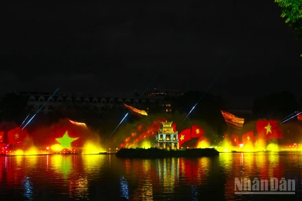 Tháp Rùa bừng sáng lung linh trong chương trình 3D Mapping “Hà Nội rạng rỡ”.