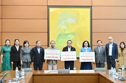 Tỉnh Quảng Ninh trao tặng kinh phí hỗ trợ 3 địa phương Gia Lai, Khánh Hòa, Đắk Lắk bị ảnh hưởng bởi mưa lũ, mỗi địa phương 5 tỷ đồng.