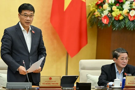 Phó Chủ tịch Quốc hội Vũ Hồng Thanh điều hành nội dung phiên họp. (Ảnh: DUY LINH)