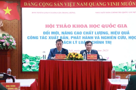 Phó Trưởng Ban Tuyên giáo và Dân vận Trung ương Phan Xuân Thủy và Giám đốc, Tổng Biên tập Nhà xuất bản Chính trị quốc gia Sự thật Vũ Trọng Lâm chủ trì Hội thảo.