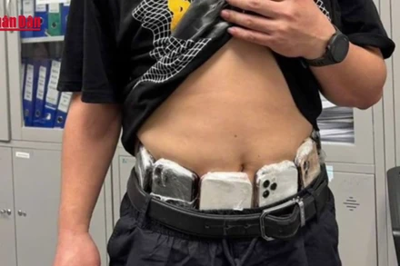 [Video] Phát hiện hai vụ vận chuyển trái phép điện thoại qua sân bay Nội Bài