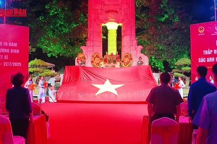 [Video] Lễ thắp nến tri ân các Anh hùng liệt sĩ nhân dịp kỷ niệm 78 năm Ngày Thương binh - Liệt sĩ 