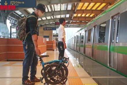 [Video] Hanoi Metro khuyến cáo hạn chế mang xe đạp gấp gắn pin lithium lên tàu