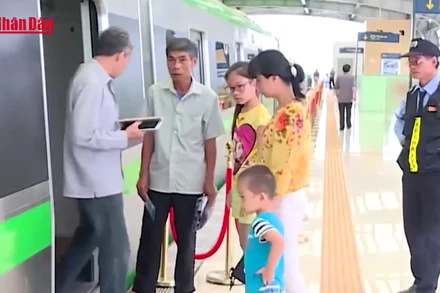 [Video] Tàu điện Hà Nội chạy thêm giờ phục vụ khách dịp Quốc khánh