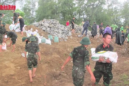 [Video] Lực lượng Công an Hà Tĩnh giúp dân chống bão số 5