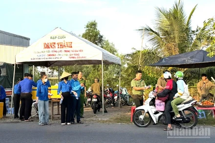 Lực lượng Công an phối hợp các đơn vị phát nước miễn phí cho bà con về quê ăn Tết.