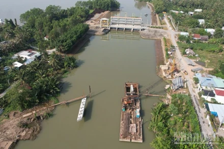 Đồng Tháp vận hành các cống để ngăn mặn, bảo vệ sản xuất cho người dân.