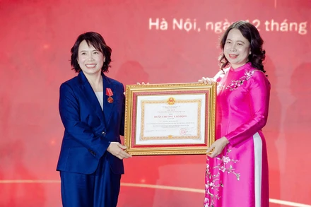 Phó Chủ tịch nước Võ Thị Ánh Xuân trao Huân chương Lao động hạng Nhì cho bà Nguyễn Thị Mai Phương - Chủ tịch HĐQT Tập đoàn Tân Á Đại Thành.