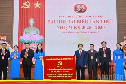 Phó Bí thư Tỉnh ủy Đồng Nai Thái Bảo trao bức trướng của Ban Chấp hành Đảng bộ tỉnh Đồng Nai tặng Đại hội.