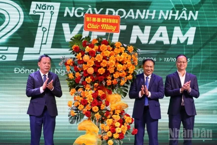 Phó Bí thư Tỉnh ủy, Chủ tịch Ủy ban nhân dân tỉnh Đồng Nai Võ Tấn Đức tặng lẵng hoa chúc mừng nhân Ngày Doanh nhân Việt Nam.