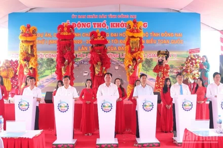 Các đại biểu thực hiện nghi thức khởi công xây dựng dự án đường liên cảng.