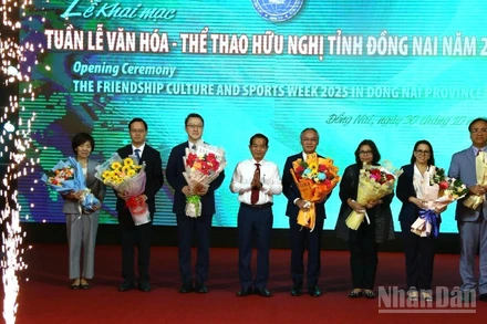 Đồng chí Thái Bảo, Phó Bí thư Tỉnh ủy Đồng Nai tặng hoa chào mừng Tổng Lãnh sự, Lãnh sự các nước tham dự Tuần lễ Văn hóa-Thể thao hữu nghị tỉnh Đồng Nai năm 2025.