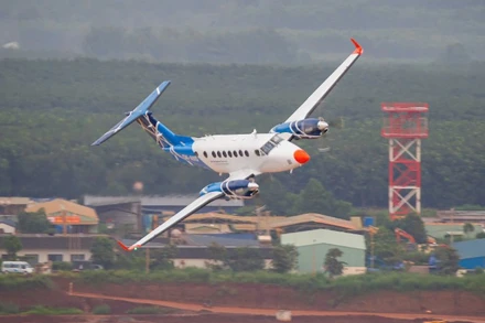 Máy bay thực hiện đợt bay hiệu chuẩn tại sân bay quốc tế Long Thành. Vùng đất Long Thành đang từng bước chinh phục khát vọng "cất cánh".