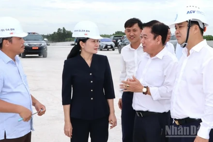 Phó Bí thư Thường trực Tỉnh ủy Đồng Nai Tôn Ngọc Hạnh và Phó Chủ tịch Ủy ban nhân dân tỉnh Hồ Văn Hà nghe báo cáo về tiến độ Dự án thành phần 3, đường Vành đai 3-Thành phố Hồ Chí Minh.