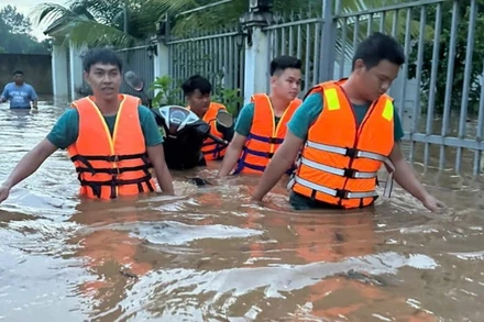Lực lượng Ban Chỉ huy Phòng thủ Khu vực 1-Long Thành hỗ trợ người dân ấp An Bình, xã Bình An khắc phục hậu quả mưa lớn gây ngập sâu.