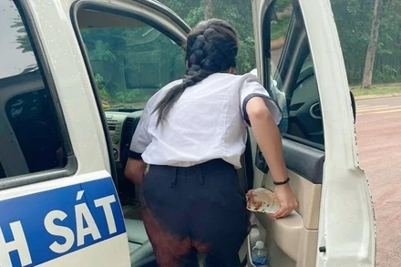 Sau sự cố, em Nguyễn Trịnh Gia Hiên được lực lượng Cảnh sát giao thông dùng xe chuyên dụng chở đến điểm thi.