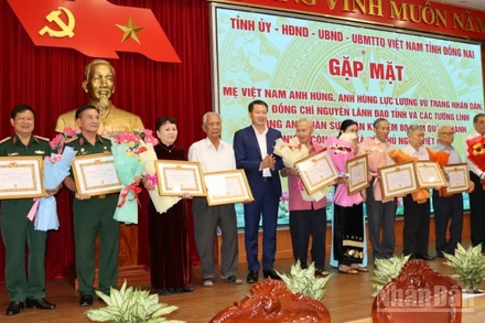 Bí thư Tỉnh ủy Đồng Nai Vũ Hồng Văn và Phó Bí thư Thường trực Tỉnh ủy Tôn Ngọc Hạnh tặng Huy hiệu 60 năm tuổi Đảng và tặng hoa chúc mừng các đảng viên.