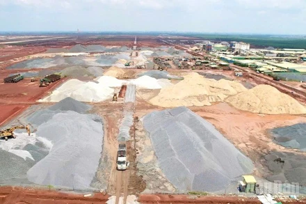 Đá được tập kết về bãi để phục vụ xây dựng dự án sân bay Long Thành.