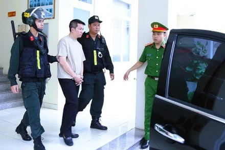 Lực lượng Công an dẫn giải bị can Nguyễn Quốc Vũ.