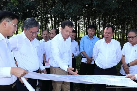 Lãnh đạo tỉnh Đồng Nai khảo sát khu vực quy hoạch đô thị sân bay Long Thành, Khu thương mại tự do. 
