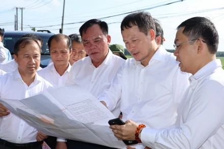 Đoàn khảo sát khu vực quy hoạch đô thị sân bay Long Thành.