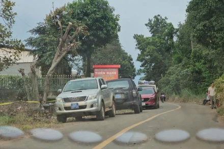 Lực lược chức năng có mặt tại hiện trường điều tra vụ án trong ngày 3/10.