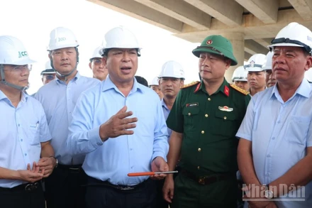 Bộ trưởng Xây dựng Trần Hồng Minh và Chủ tịch Ủy ban nhân dân tỉnh Đồng Nai Võ Tấn Đức kiểm tra dự án đường cao tốc Biên Hòa-Vũng Tàu.