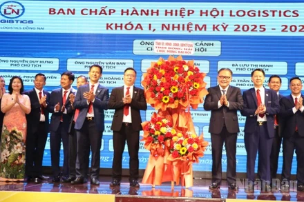 Phó Chủ tịch Thường trực Ủy ban nhân dân tỉnh Đồng Nai Nguyễn Kim Long tặng hoa chúc mừng Ban Chấp hành Hiệp hội logistics Đồng Nai lần thứ I.