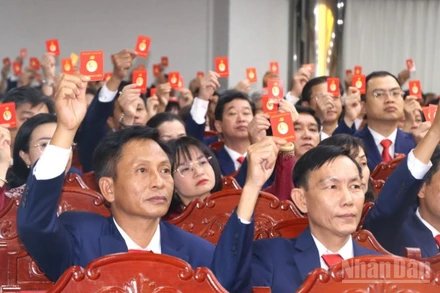 Các đại biểu tham gia biểu quyết thông qua Nghị quyết tại phiên bế mạc.