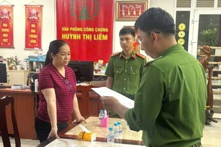 Lực lượng Cơ quan Cảnh sát điều tra Công an tỉnh Đồng Nai thi hành quyết định khởi tố, bắt tạm giam đối tượng Huỳnh Thị Liêm.