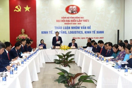 Thảo luận nhóm vấn đề kinh tế, hạ tầng, logistics, chuyển đổi số, kinh tế xanh.