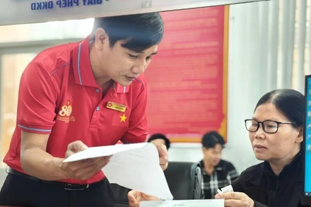Cán bộ Trung tâm phục vụ hành chính công xã Xuân Hòa, tỉnh Đồng Nai, hướng dẫn cho người dân làm thủ tục hành chính. (Ảnh THIÊN VƯƠNG)