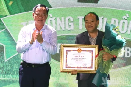 Phó Bí thư Tỉnh ủy, Chủ tịch Ủy ban nhân dân tỉnh Đồng Nai Võ Tấn Đức trao tặng Bằng khen cho Câu lạc bộ Bóng đá Trường Tươi Đồng Nai.
