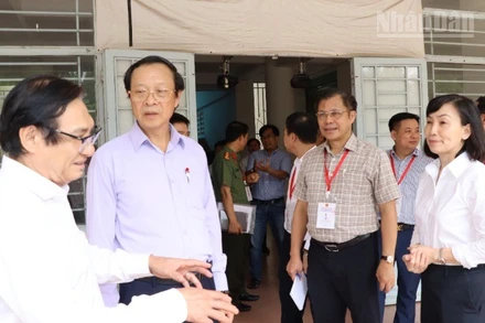 Đoàn kiểm tra tại điểm in sao đề thi Trường trung học phổ thông chuyên Lương Thế Vinh, thành phố Biên Hòa.