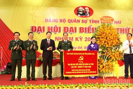 Thường trực Tỉnh ủy Đồng Nai trao bức trướng của Ban Chấp hành Đảng bộ tỉnh tặng đại hội.